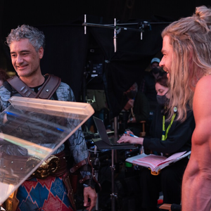 Taika Waititi et Chris Hemsworth sur le tournage de Thor : Love and Thunder