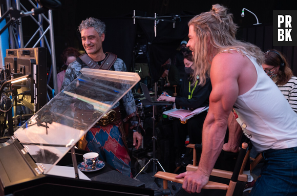 Taika Waititi et Chris Hemsworth sur le tournage de Thor : Love and Thunder