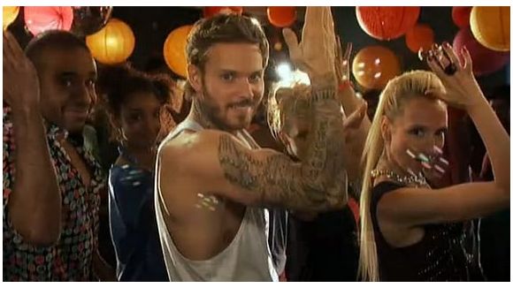M Pokora et A. Bent dans "Scènes de ménages"