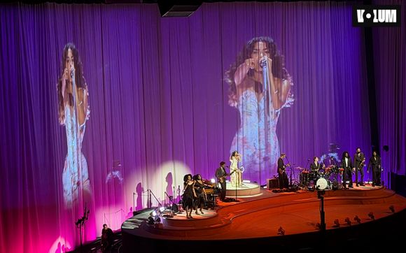 Olivia Dean en concert à l'Accor Arena de Paris.