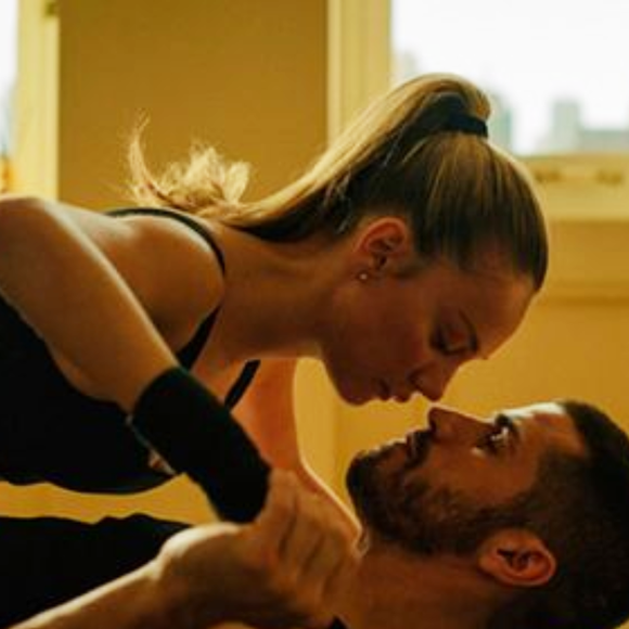 Après À contre-sens, Prime Video relance la machine Mercedes Ron : cette nouvelle saga avec Ester Expósito dévoile ses premières images