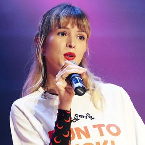 La chanteuse Angèle donne un concert au piano - 3ème édition de l'évènement "Run to kick" (dont le but est de collecter des fonds et de financer des projets de recherche innovants contre le cancer pédiatrique) à Louvain-la-Neuve en Belgique, le 27 septembre 2020.