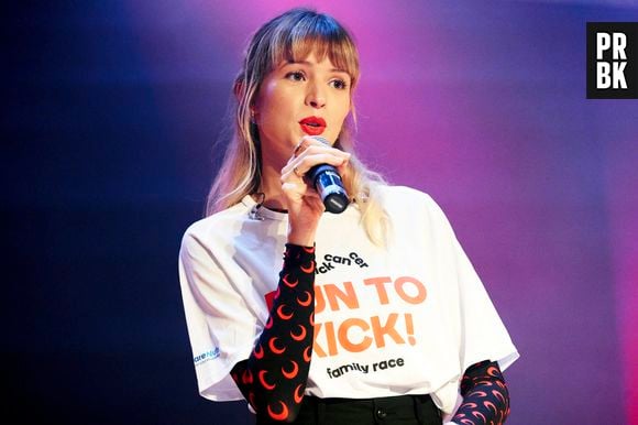 La chanteuse Angèle donne un concert au piano - 3ème édition de l'évènement "Run to kick" (dont le but est de collecter des fonds et de financer des projets de recherche innovants contre le cancer pédiatrique) à Louvain-la-Neuve en Belgique, le 27 septembre 2020.