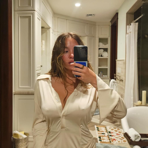 Sydney Sweeney se prend en selfie dans sa salle de bain