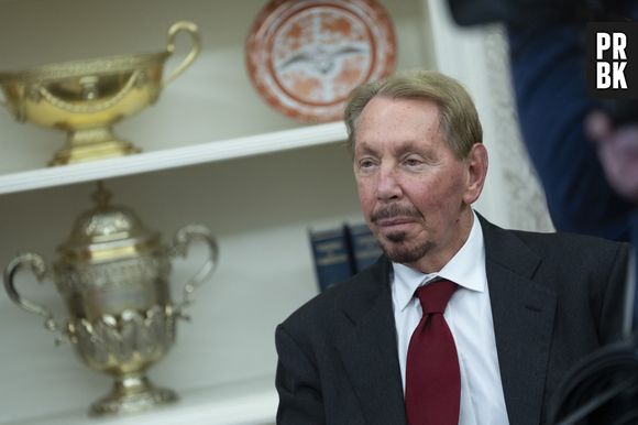 Larry Ellison regarde le président des États-Unis Donald J. Trump signer des décrets exécutifs dans le bureau ovale de la Maison Blanche à Washington, DC, le 3 février 2025.