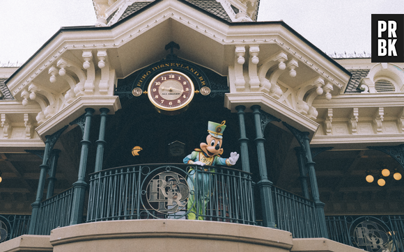 Pour le Disney Music Festival, qui a eu lieu jusqu'au 7 septembre 2025, Mickey accueille les visiteurs à l'entrée du parc