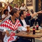 6 paires de sneakers, 2 maillots légendaires, des t-shirts... Coca Cola et Adidas dévoilent la collab la plus fraîche de l'été 2026
