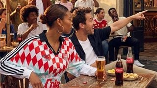 6 paires de sneakers, 2 maillots légendaires, des t-shirts... Coca Cola et Adidas dévoilent la collab la plus fraîche de l'été 2026