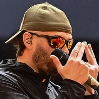 2 heures de retard, playback intégral, huées... Le concert de Jul au V and B Fest' a tourné au fiasco
