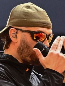 2 heures de retard, playback intégral, huées... Le concert de Jul au V and B Fest' a tourné au fiasco