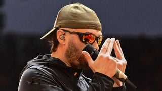 2 heures de retard, playback intégral, huées... Le concert de Jul au V and B Fest' a tourné au fiasco