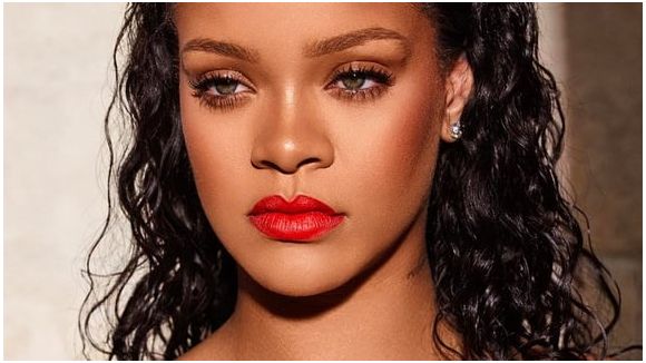 Rihanna poursuit son père en justice