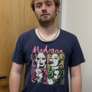 Cooper Hoffman arborant un t-shirt Madonna.
