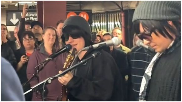 Cette star de la pop donne un concert dans le métro
