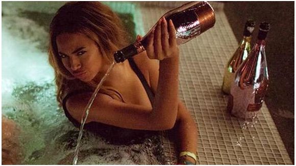 Beyoncé vide une bouteille à 20.000$ : scandale