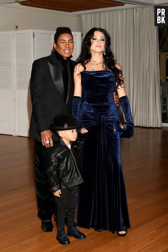 Exclusif - Jermaine Jackson en famille - Jermaine Jackson, frère de Michael Jackson et l'un des membres historiques du groupe légendaire The Jackson 5, était au Yacht Club de Monaco, avec sa nouvelle compagne Havana, à l'invitation de Luiz F. Costa Macambira, le fondateur du magazine The Monegasque pour la deuxième édition de son dîner de gala, intitulé Christmas Grand Gala, le 4 décembre 2025. © Bruno Bebert / Bestimage
