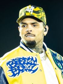 "Meilleur que Michael Jackson" : Chris Brown désigné meilleur performer de tous les temps, les fans dubitatifs