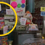 Arrêtez Retour vers le futur 2 à 12 minutes et 30 secondes – et regardez attentivement la vitrine devant laquelle Marty se tient !