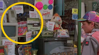 Arrêtez Retour vers le futur 2 à 12 minutes et 30 secondes – et regardez attentivement la vitrine devant laquelle Marty se tient !