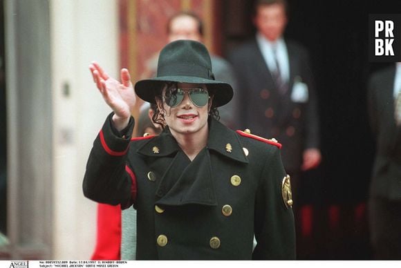 "MICHAEL JACKSON" SORTIE MUSEE GREVIN PARIS SOURIANT SALUT LUNETTES NOIRES CHAPEAU "PLAN SERRE"