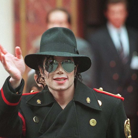"MICHAEL JACKSON" SORTIE MUSEE GREVIN PARIS SOURIANT SALUT LUNETTES NOIRES CHAPEAU "PLAN SERRE"