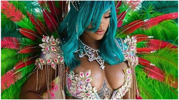 Rihanna affole avec une tenue torride