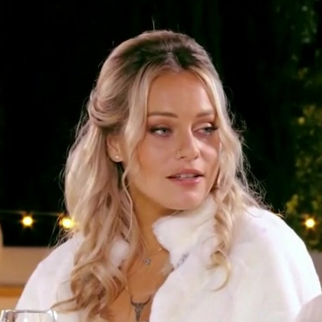 Mariés au premier regard : Laury pose aux côtés d'un mystérieux inconnu, ses abonnés s'affolent !