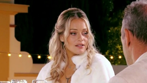 Mariés au premier regard : Laury pose aux côtés d'un mystérieux inconnu, ses abonnés s'affolent !