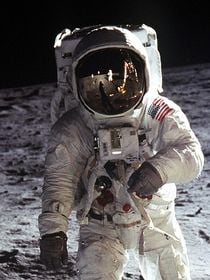 Yuri Gagarine, Neil Armstrong et Katy Perry ont quelque chose en commun : ils ne sont pas sortis de l'atmosphère terrestre