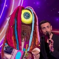 Mask Singer 2025 : la première star internationale de la saison dévoilée... Découvrez qui se cachait sous le Cyclope !