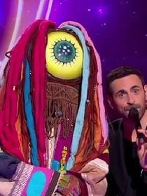 Mask Singer 2025 : la première star internationale de la saison dévoilée... Découvrez qui se cachait sous le Cyclope !