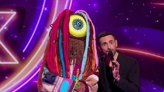 Mask Singer 2025 : la première star internationale de la saison dévoilée... Découvrez qui se cachait sous le Cyclope !
