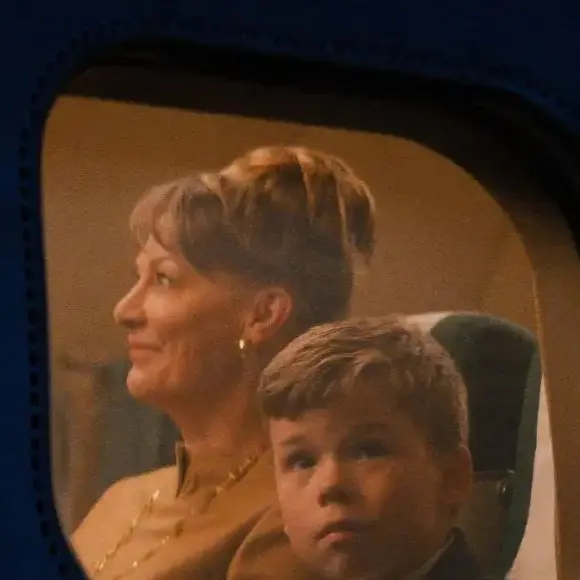 La première photo du film de John Travolta, Vol de nuit pour Los Angeles