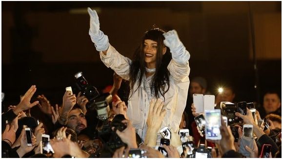 Rihanna crée une émeute en plein Paris !