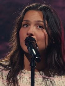 Olivia Rodrigo : des tenues trop "gênantes" sur scène ? La star répond à ses haters de la meilleure des manières