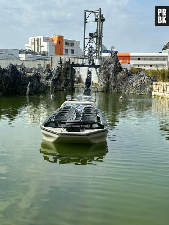 Mission Bermudes au Futuroscope : les Rocking Boats dans lesquels les visiteurs embarquent