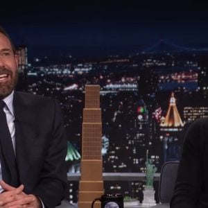 L'image DOIT être créditée : NBC
Ben Affleck et Matt Damon, amis acteurs hollywoodiens, apparaissent ensemble dans l'émission de chat de Jimmy Fallon pour parler de leur nouveau film, The Rip.
Affleck, 53 ans, a révélé qu'il était le seul étranger invité sur le plateau de tournage de l'Odyssée, la superproduction estivale attendue de Damon, 55 ans.
Le film est basé sur le mythe grec ancien d'Ulysse et de son voyage de retour après la chute de Troie.
Le film épique à venir est réalisé par Christopher Nolan, le cinéaste d'Oppenheimer.
Damon a déclaré : "Ce film a été l'apogée de toute ma carrière. J'en ai adoré chaque minute."
Fallon, 50 ans, a souligné à quel point Damon avait été déchiré pour son rôle de héros du conte du poète Homère.
Il a répondu : "Vous savez, je suis en forme. Un homme n'est en forme qu'une fois...".
Interrogé sur sa collaboration avec Nolan, il a ajouté : "Cela a été l'apogée de toute ma carrière.
"J'ai adoré chaque minute. Oui, j'ai adoré ça."
Affleck a déclaré qu'il s'était rendu sur le plateau de l'Odyssée en tant que grand fan du travail de Nolan et qu'il avait pu y emmener ses enfants, qui n'ont jamais l'habitude de se rendre sur les plateaux de tournage.
Photo fournie par JLPPA