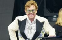 Elton John et Dua Lipa chantent "Cold Heart" en concert à Los Angeles.