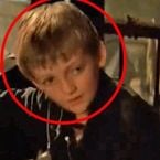 Avez-vous reconnu le petit garçon dans Batman Begins ? Il a ensuite incarné le personnage le plus détesté de la meilleure série de tous les temps