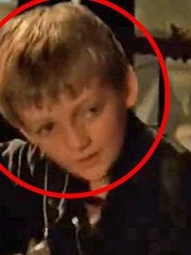 Avez-vous reconnu le petit garçon dans Batman Begins ? Il a ensuite incarné le personnage le plus détesté de la meilleure série de tous les temps