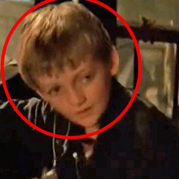 Avez-vous reconnu le petit garçon dans Batman Begins ? Il a ensuite incarné le personnage le plus détesté de la meilleure série de tous les temps