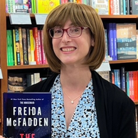 Pendant 20 ans, elle a tout caché : pourquoi Freida McFadden révèle enfin sa vraie identité