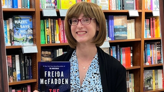 Pendant 20 ans, elle a tout caché : pourquoi Freida McFadden révèle enfin sa vraie identité