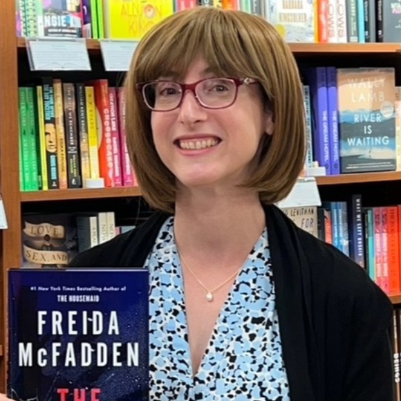 Pendant 20 ans, elle a tout caché : pourquoi Freida McFadden révèle enfin sa vraie identité