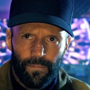 BGUK_2745052 - Los Angeles, CA - Jason Statham est en quête de vengeance dans la première bande-annonce de The Beekeeper. L'acteur britannique Jason Statham reprend du service en tant qu'assassin impitoyable dans le prochain thriller The Beekeeper. Le film suit "la campagne de vengeance brutale d'un homme qui prend une dimension nationale après qu'il se soit révélé être un ancien agent d'une organisation puissante et clandestine connue sous le nom de Beekeepers", selon le synopsis du film. La bande-annonce montre Statham en pleine action dans le rôle de M. Clay, se frayant un chemin à coups de pied et de fusil à travers le territoire ennemi aux côtés de Josh Hutcherson, Emmy Raver-Lampman, Minnie Driver, Bobby Naderi, Phylicia Rashad et Jeremy Irons. La première scène de la bande-annonce est plutôt paisible : M. Clay vient de créer un jardin avec des ruches bourdonnantes pour sa voisine (Rashad), qui lui dit : "Cet endroit n'était que chiendent et mauvaises herbes et vous l'avez ramené à la vie". Le ton change lorsqu'il est révélé que le personnage de Hutcherson dirige une organisation frauduleuse qui a escroqué les économies de la voisine de M. Clay, qui s'est ensuite tragiquement suicidée. M. Clay s'approche d'un bâtiment d'entreprise gardé par deux hommes en costume armés, et demande : "Vous savez ce qu'ils font ici ? "Vous savez ce qu'ils font ici ? Escroquer les plus faibles de notre société." "Mon pote, je compte jusqu'à trois", dit l'un d'eux, ce à quoi le personnage de Statham répond : "Un, deux, trois. Je l'ai fait pour vous", avant de frapper les hommes sur le béton et de lancer la bande-annonce dans un monde de coups de feu, d'hélicoptères et de sauts périlleux sur fond de crime et de justice. Réalisé par David Ayer (Suicide Squad) et écrit par Kurt Wimmer (Expend4bles), The Beekeeper promet de faire monter la sauce dans la dernière aventure de Jason Statham, remplie de répliques du genre : "Je vais mettre le feu à cet endroit" et : "Vous avez bien raison, je suis un problème". L'Apiculteur sort en salles le 12 janvier 2024.