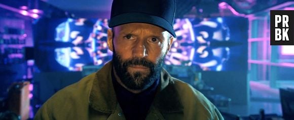 BGUK_2745052 - Los Angeles, CA - Jason Statham est en quête de vengeance dans la première bande-annonce de The Beekeeper. L'acteur britannique Jason Statham reprend du service en tant qu'assassin impitoyable dans le prochain thriller The Beekeeper.  Le film suit "la campagne de vengeance brutale d'un homme qui prend une dimension nationale après qu'il se soit révélé être un ancien agent d'une organisation puissante et clandestine connue sous le nom de Beekeepers", selon le synopsis du film. La bande-annonce montre Statham en pleine action dans le rôle de M. Clay, se frayant un chemin à coups de pied et de fusil à travers le territoire ennemi aux côtés de Josh Hutcherson, Emmy Raver-Lampman, Minnie Driver, Bobby Naderi, Phylicia Rashad et Jeremy Irons. La première scène de la bande-annonce est plutôt paisible : M. Clay vient de créer un jardin avec des ruches bourdonnantes pour sa voisine (Rashad), qui lui dit : "Cet endroit n'était que chiendent et mauvaises herbes et vous l'avez ramené à la vie". Le ton change lorsqu'il est révélé que le personnage de Hutcherson dirige une organisation frauduleuse qui a escroqué les économies de la voisine de M. Clay, qui s'est ensuite tragiquement suicidée.  M. Clay s'approche d'un bâtiment d'entreprise gardé par deux hommes en costume armés, et demande : "Vous savez ce qu'ils font ici ? "Vous savez ce qu'ils font ici ? Escroquer les plus faibles de notre société." "Mon pote, je compte jusqu'à trois", dit l'un d'eux, ce à quoi le personnage de Statham répond : "Un, deux, trois. Je l'ai fait pour vous", avant de frapper les hommes sur le béton et de lancer la bande-annonce dans un monde de coups de feu, d'hélicoptères et de sauts périlleux sur fond de crime et de justice. Réalisé par David Ayer (Suicide Squad) et écrit par Kurt Wimmer (Expend4bles), The Beekeeper promet de faire monter la sauce dans la dernière aventure de Jason Statham, remplie de répliques du genre : "Je vais mettre le feu à cet endroit" et : "Vous avez bien raison, je suis un problème".  L'Apiculteur sort en salles le 12 janvier 2024.