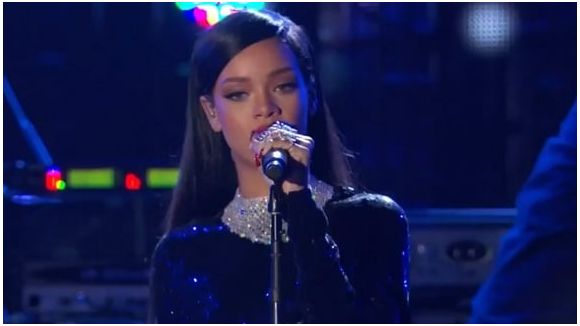 Rihanna fait son retour sur scène : regardez !
