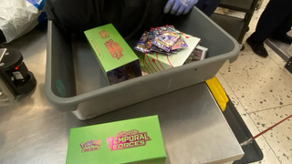 Un collectionneur est arrêté et interrogé à l'aéroport parce que ses cartes Pokémon ressemblent à un danger pour la sécurité lorsqu'elles sont scannées