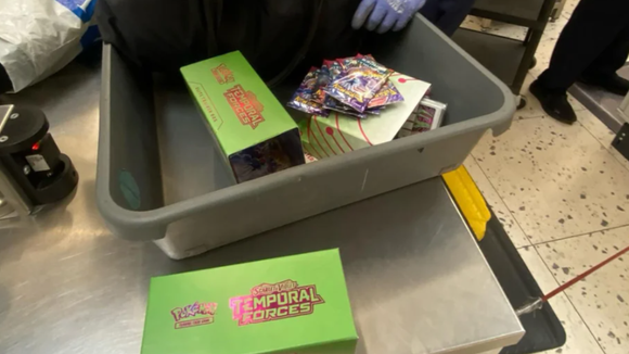 Un collectionneur est arrêté et interrogé à l'aéroport parce que ses cartes Pokémon ressemblent à un danger pour la sécurité lorsqu'elles sont scannées