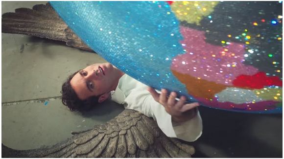 Mika incandescent dans "Apocalypse Calypso"